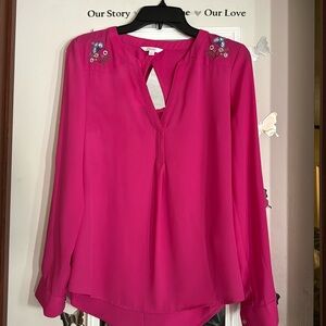 It’s from the brand candies the color is hot pink Loose fit lightweight